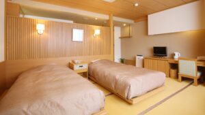 Lits jumeaux dans une chambre d'hôtes en tatami
