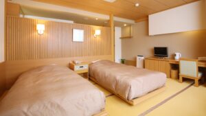 Lits jumeaux dans une chambre de style tatami