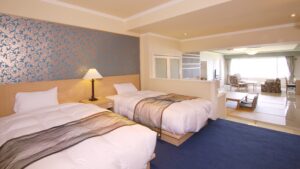 Deux lits dans une chambre spacieuse