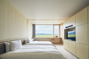 Lits jumeaux dans une chambre avec une grande fenêtre