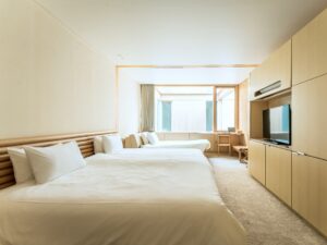 Deux lits dans une chambre lumineuse