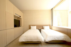 Deux lits simples dans une chambre lumineuse