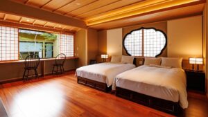 Zwei Einzelbetten in einem holzgetäfelten Ryokan-Zimmer