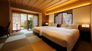 Zwei Betten in einem Ryokan-Zimmer im Tatami-Stil