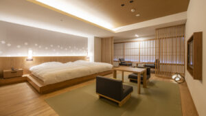 低いベッドと畳のくつろぎスペースがある客室