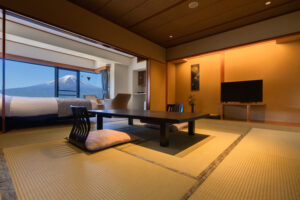 Habitación de tatami con mesa baja y vista a la montaña