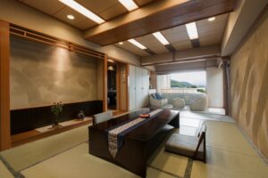 Habitación de tatami con mesa baja y zona de estar junto a la ventana