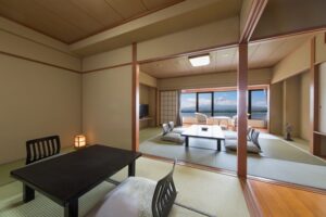 Habitación de tatami con mesas bajas y asientos en el suelo