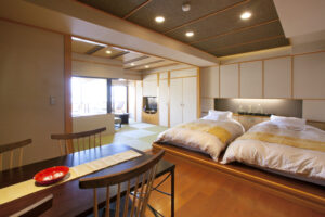 Camas individuales en una habitación de huéspedes con tatami