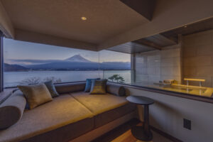 Asiento tipo banco junto a una bañera con vistas a la montaña