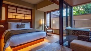 窓辺のベッドと客室内の専用バス