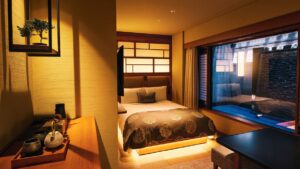 窓辺のベッドと客室の茶器セット