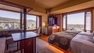 ツインベッドと大きな窓のある寝室