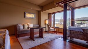 バルコニー風呂と窓のそばにある客室のくつろぎスペース。