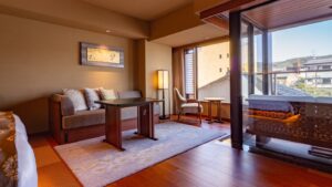 窓際とベッド横の客室のシーティングエリア