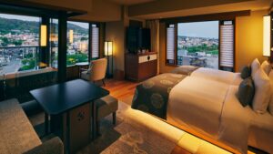 大型ベッドとシティビューのある客室