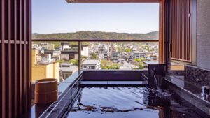 街並みと丘を望む露天風呂