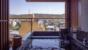 街並みを望む露天の貸切風呂