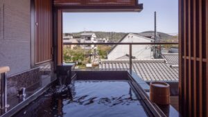 バルコニーにある専用露天風呂と街並みの眺め