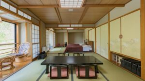 Chambre en tatami avec table basse et lits jumeaux