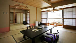 Chambre en tatami avec table basse et coin salon près de la fenêtre