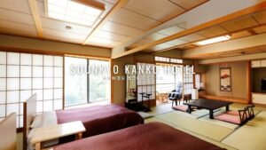 Chambre en tatami avec deux lits et coin salon bas