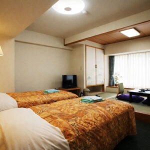 Lits jumeaux dans une chambre de style japonais avec coin salon
