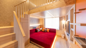 Camera in stile loft con letto grande e scala