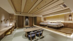 Camera in tatami con due letti e tavolino basso