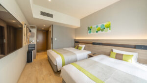 Letti singoli in una moderna camera per gli ospiti