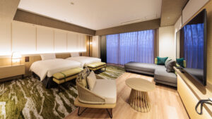 Camera con due letti, divano e sedie