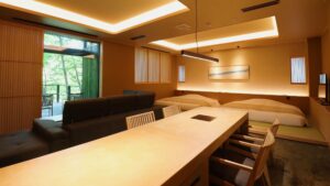 配有床、沙发和餐桌的客房