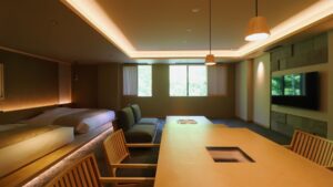 配有餐桌、沙发和床的客房