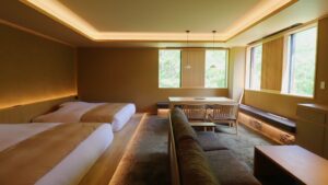 客房内的双床和休息区