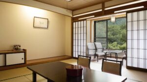 窗边设有矮桌和座椅的榻榻米客房