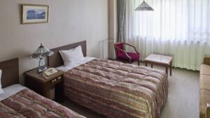 窗边和小桌旁的双床