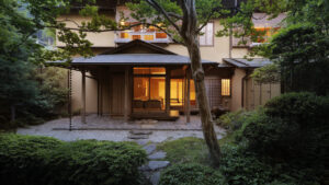 Außenansicht eines traditionellen Ryokan-Gebäudes und Gartens