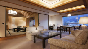 Gästezimmer mit Sofas, Tisch und Tatami-Sitzbereich