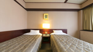 Zwei Einzelbetten in einem Gästezimmer