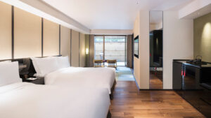 Zwei Einzelbetten in einem Gästezimmer mit Sitzecke