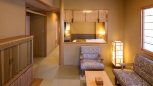 Chambre en tatami avec canapé, chaise, table et alcôve de lit