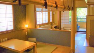 Espace assis en tatami avec table basse et chaises