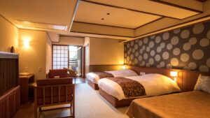 Trois lits dans une chambre d'hôtes de style japonais