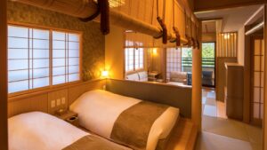Lits jumeaux dans une chambre de ryokan de style tatami