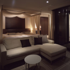 客房内沙发后方的天蓬床