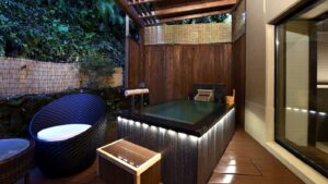 客房露台上的私人露天木质浴池