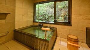 窗边可眺望绿意景致的私人方形浴池