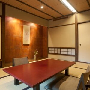 带矮桌和坐垫椅的榻榻米客房