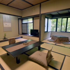 配有矮桌和和式坐椅的榻榻米房间