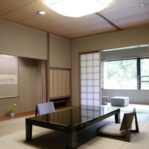 带矮桌和和式坐椅的榻榻米客房